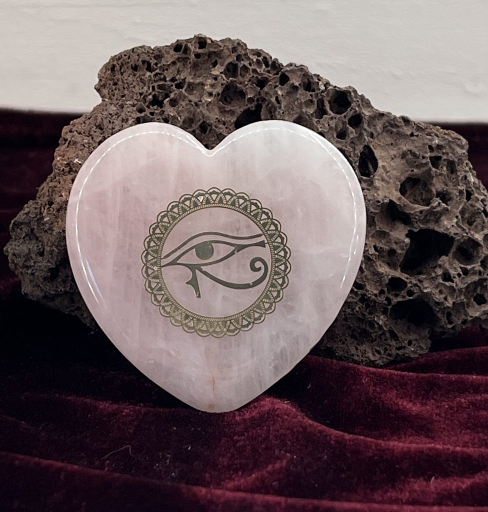 Œil d'Horus en forme de cœur en quartz rose 6 cm